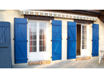 Fenêtre PVC imitation chêne irlandais, volets et porte alu brun 8019